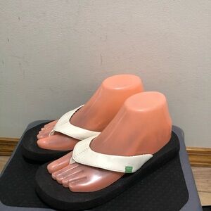 Sanuk Yoga Mat Women White Straps Hiking Casual backpacking Sandals Size 7